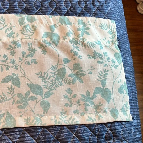 Pretty 🤩 3 piece green and cream color kitchen curtain set, like new condition! - Picture 7 of 7